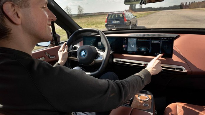 Moderní auta s dotykovými displeji hrozivě pohořela. 17 let staré volvo je strčilo do kapsy