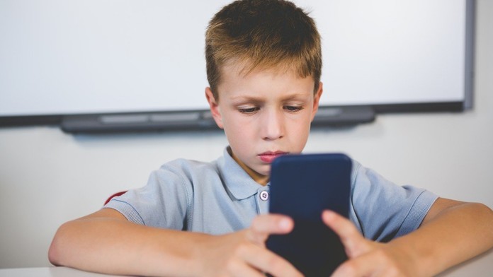 Škola určuje pravidla používání mobilů. Může ho učitel zabavit?
