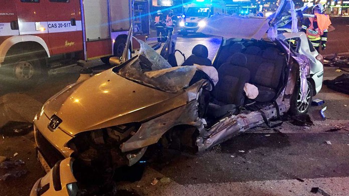 Náklaďák převálcoval osobní auto, jeden mrtvý, tři zranění