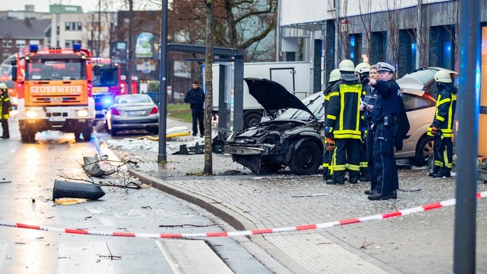Auto vjelo v Německu do lidí: Jeden mrtvý, více zraněných
