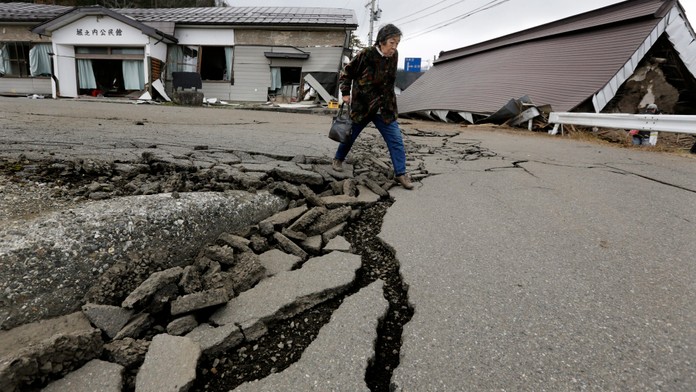 Japonskem otřáslo silné zemětřesení, tisíce lidí evakuovali