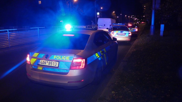 V pražském bytě našli mrtvého muže, ženu a střelnou zbraň