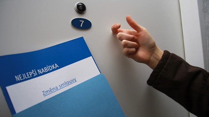 Ženy chtěly zadržet podomního prodejce, ten je málem přejel!