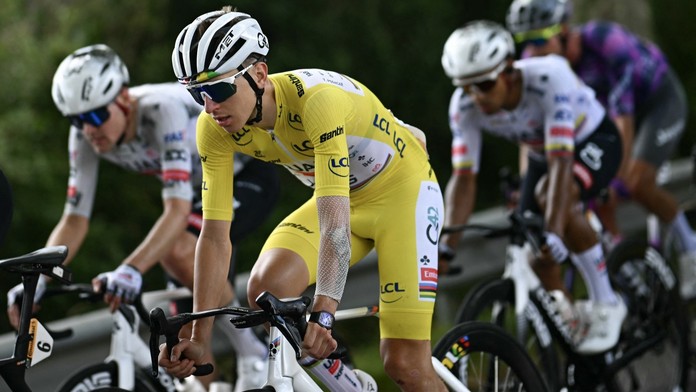 Hromadný pád na Tour způsobil divočinu. Pogačar čekal na svého rivala