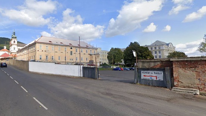Policie obvinila učitele z Teplicka z pohlavního zneužívání, hrozí mu 10 let
