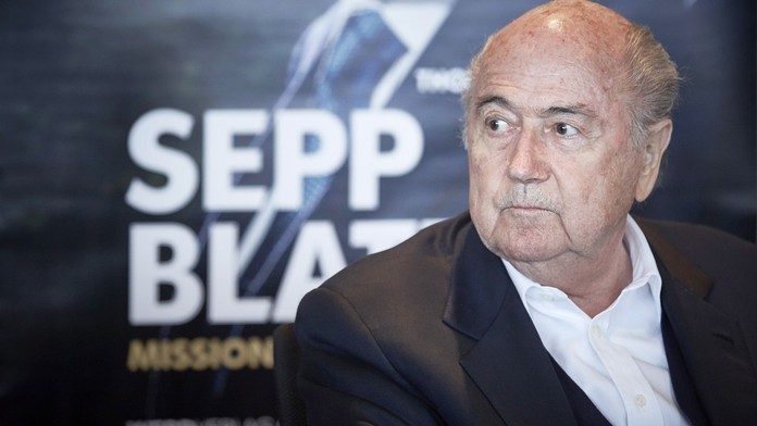 Zhrzený stařík práskal na kolegy! Blatter odkryl praktiky UEFA