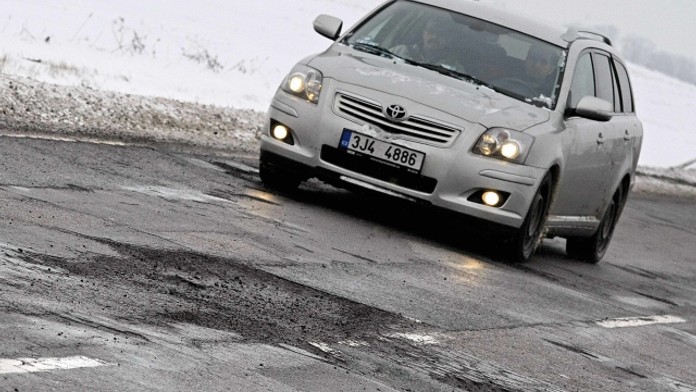 Poškodili jste si auto o díru na silnici? Víme jak vymáhat škodu!