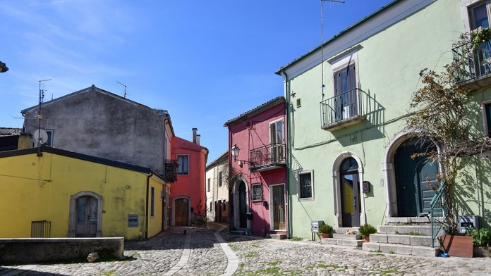 Kupte si dům za euro. Nabízí je Itálie, Chorvatsko i Francie. PŘEHLED