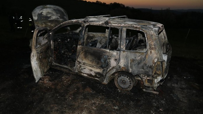 Žhavý výfuk zapálil trávu pod autem, požár zničil celé auto