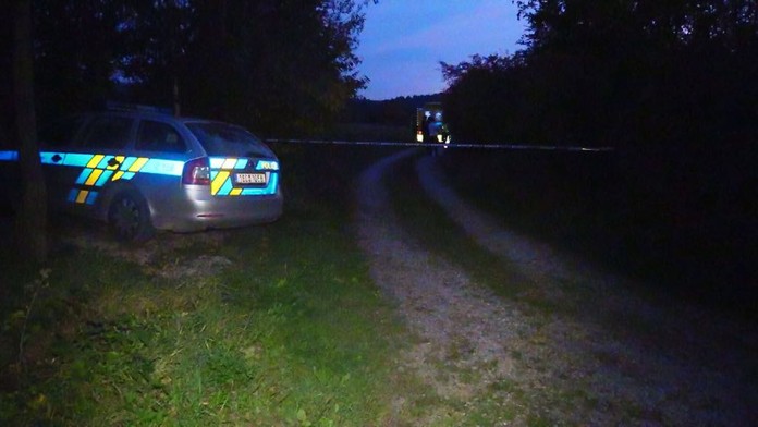 V Hodyni našli zastřeleného muže, tělo leželo v poli u obce