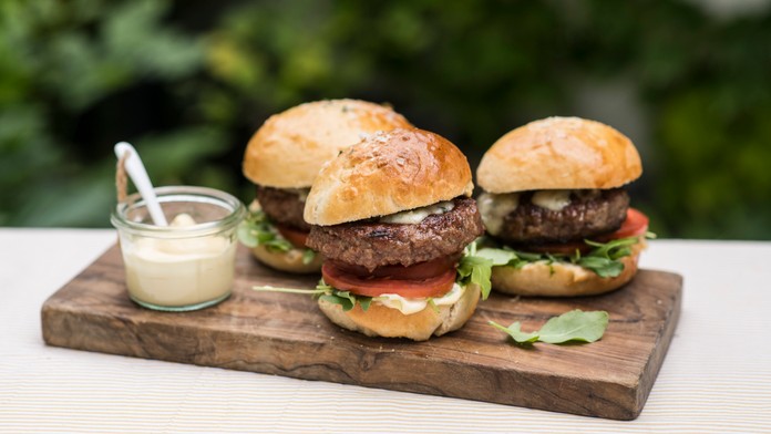Burger je hitem grilovací sezóny! Jak na burger trochu jinak?