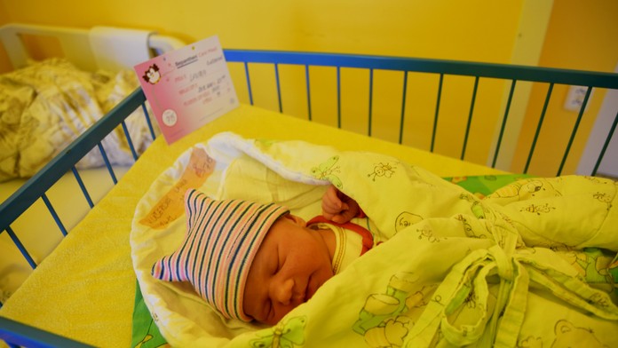 Malá Laura nechala maminku rozbalit dárky. Pak už spěchala na svět