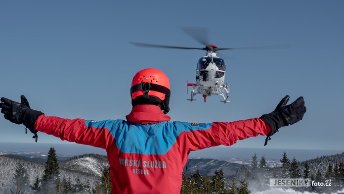 Mladý snowboardista (13) se vážně zranil, musel pro něj letět vrtulník