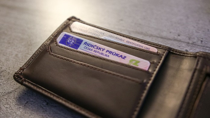 Řidičák už nebudete muset mít u sebe. Přesto si ho musí vyměnit 300 tisíc řidičů