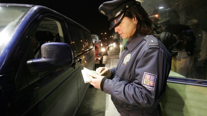 Může vás policie bezdůvodně kontrolovat? ANO, rozhodl soud!