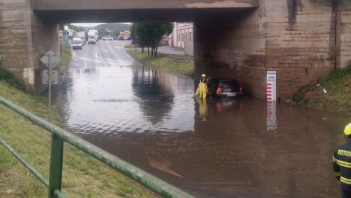 V částech Česka hrozí povodně, meteorologové vydali výstrahu. MAPA
