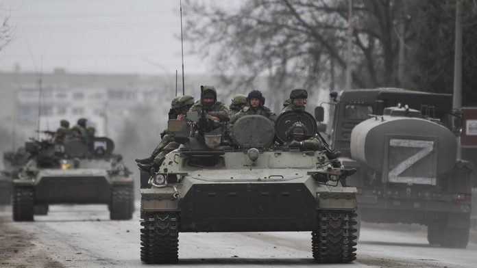 Ukrajinští Romové sebrali Rusům tank. Pomáhat s obranou chtějí i bezdomovci