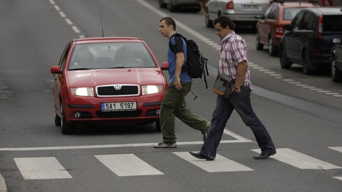 Při nehodě dvou aut na Hodonínsku zemřel dvaapadesátiletý chodec