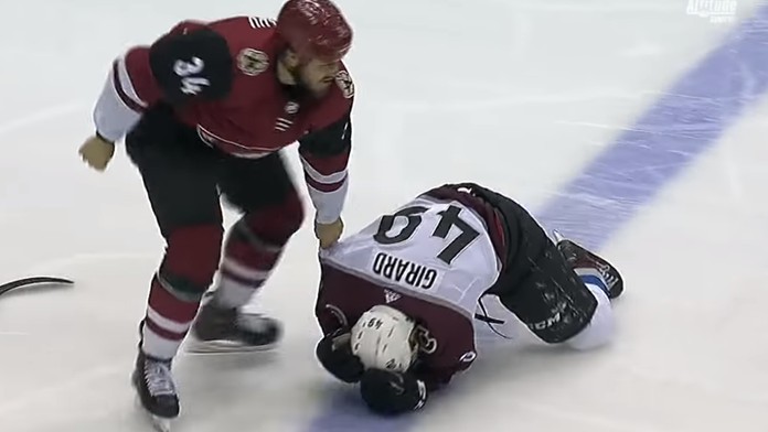 Šílenec z NHL: Sejmul soupeře a dlouho si nezahraje! VIDEO