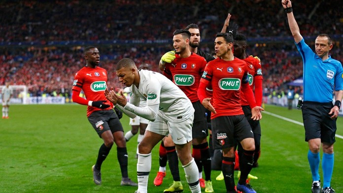 Zákeřný Mbappé: Soupeři prošlápl koleno, dostal červenou! VIDEO