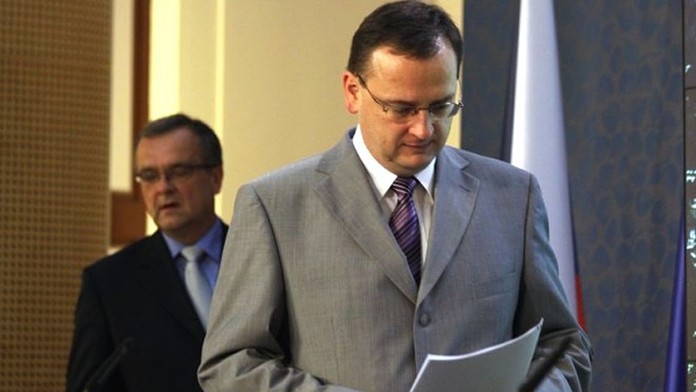 Politici si pohorší, Nečasova vláda schválila snížení platů