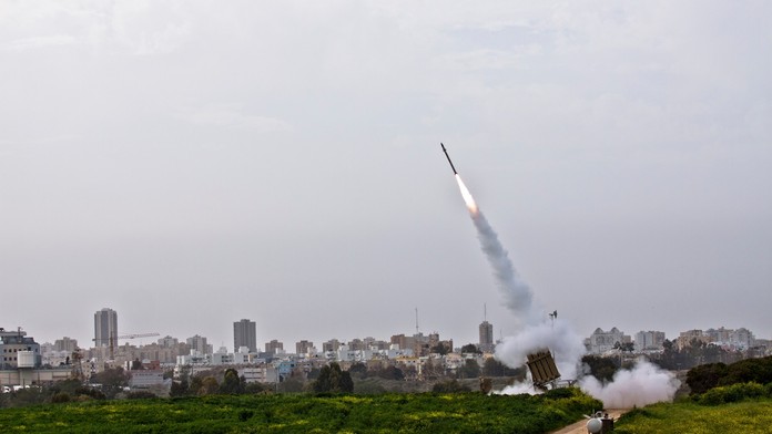 Poblíž izraelského reaktoru dopadla raketa ze Sýrie. Izrael zahájil protiútok