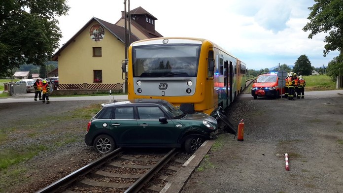 Kritický týden na železnici! Na Semilsku se srazil vlak s autem