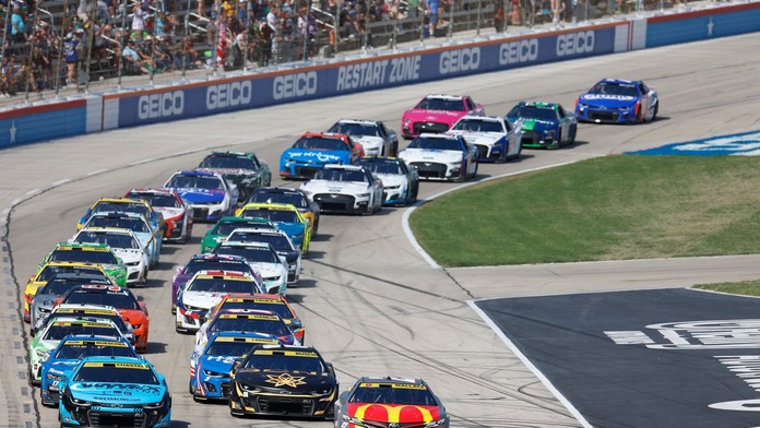 Nejdelší, nejrychlejší, nejobávanější trať NASCAR. To je Talladega Superspeedway
