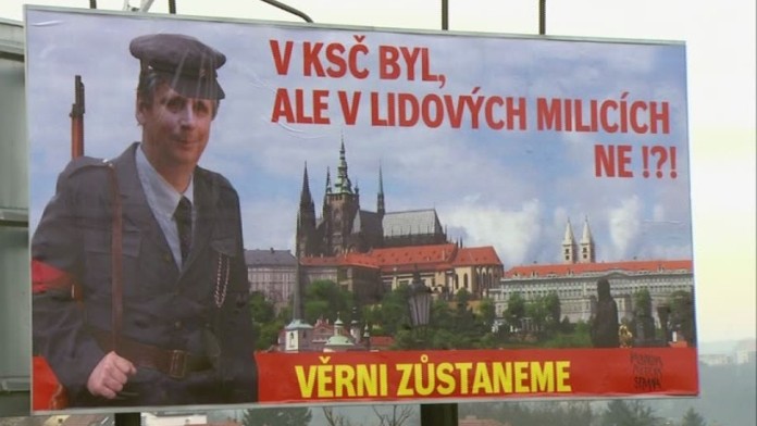 Věrni zůstaneme! Fischer se rudé minulosti nezbaví, plakát připomíná jeho pozici v KSČ