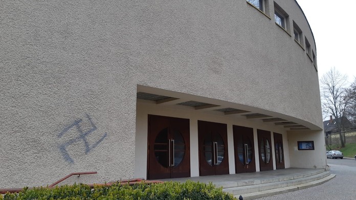 V Ústí nad Orlicí řádí sprejeři, na divadlo nastříkali hákový kříž