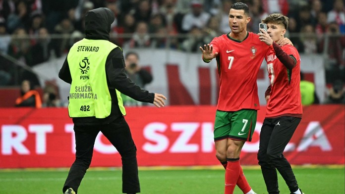 Ronaldo hrdinou Portugalska. Vstřelil gól, pak bránil fanouška před ochrankou