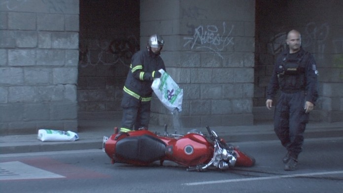 Motorkář narazil do auta, zlomil si ruce i nohy