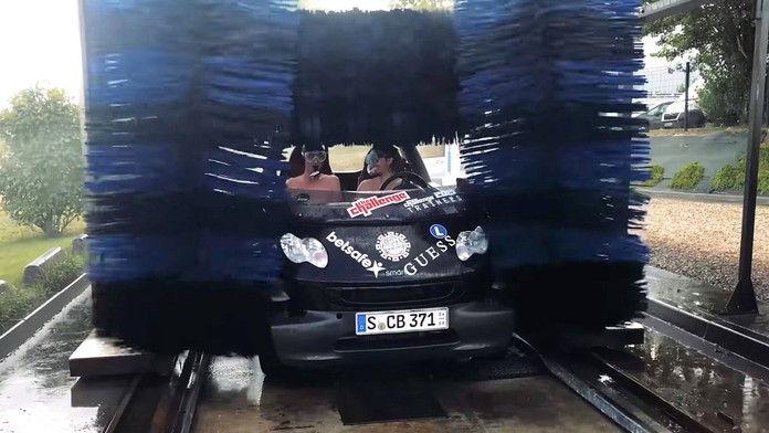 Jak bojovat s horkem? Blázni vjeli bez střechy do myčky! VIDEO