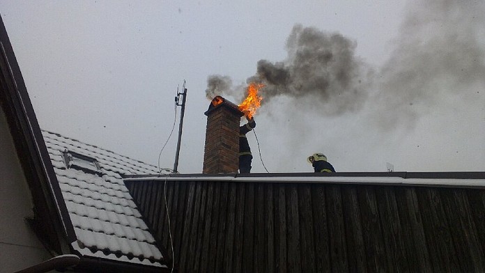 Požárů zanedbaných komínů přibývá, hrozí i otrava oxidem uhelnatým