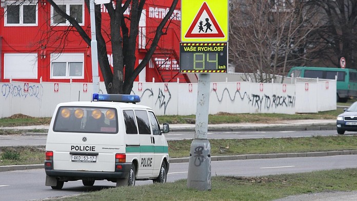 K čemu jsou radary, které jen ukazují rychlost? Na většinu řidičů zabírají