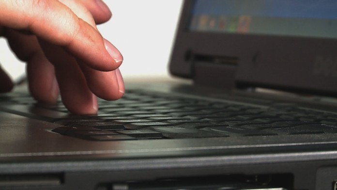 Můžu si na internetu psát, co chci? Ptejte se právníků ohledně kyberšikany