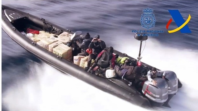 Španělská policie dostihla po pěti hodinách člun se dvěma tunami drog
