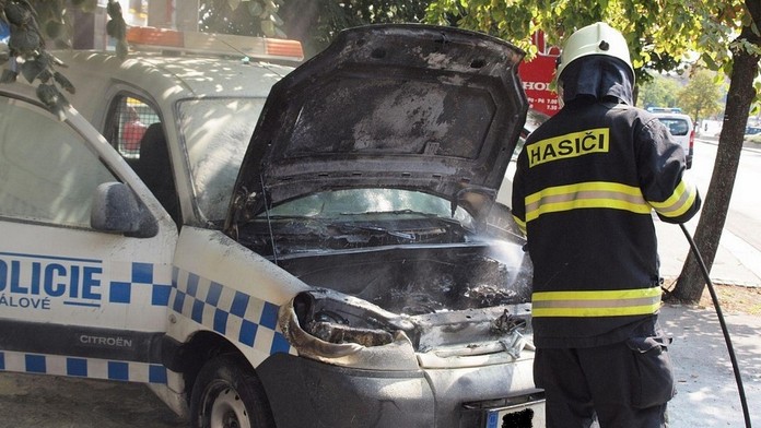Mužům zákona v centru Hradce Králové shořelo policejní auto