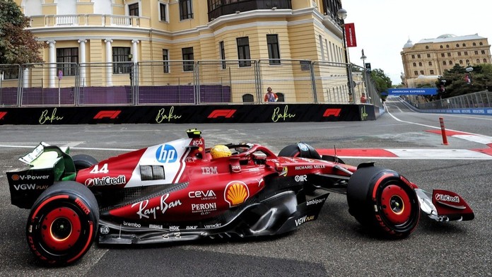 Nepovedený start Hamiltona v Baku. Při tréninku poničil své Ferrari