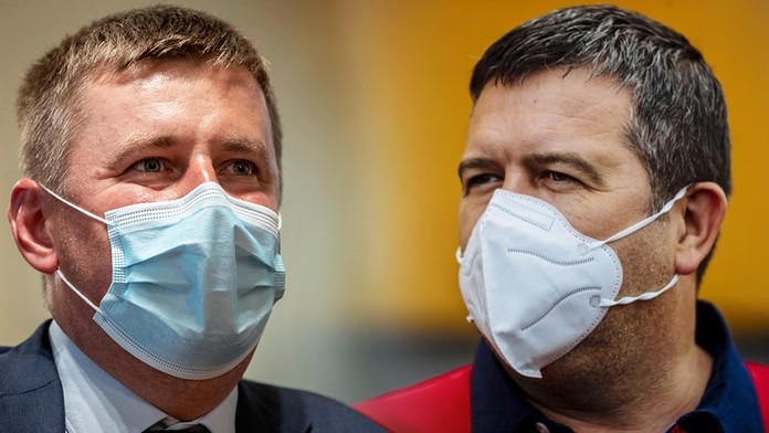 Boj o vedení ČSSD: Voliči podle průzkumu stojí nadále za Hamáčkem