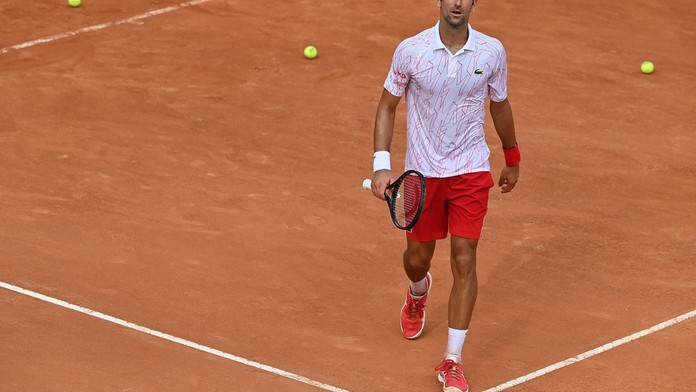 Djokovič opět v ráži! Lítala raketa a praskaly struny, rozhodčí zasáhl