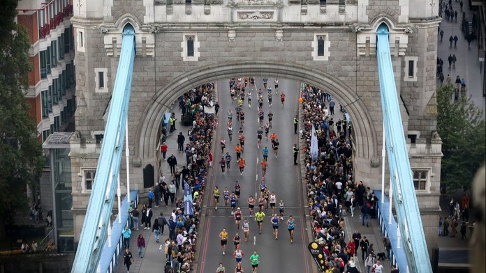 V závěru londýnského maratonu zkolaboval běžec. V nemocnici zemřel