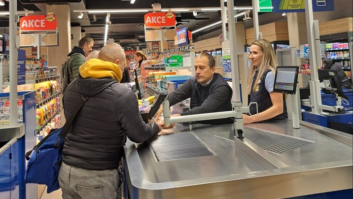Překvapení v pražském supermarketu. Starosta šel pracovat na kasu