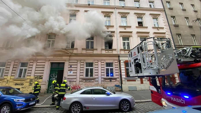 Požár bytu v Praze: Několik lidí museli evakuovat, tři skončili v nemocnici