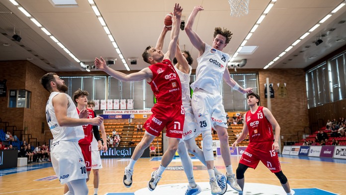 Fanoušci se loučí s basketem v Nymburce. Zveřejnili parte, přijdou v černém