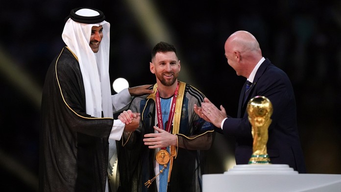 Messi byl při oslavách zahalen do arabského pláště. Co znamená?