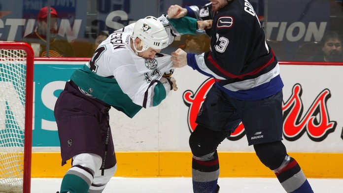 Bývalý rváč chce po NHL za své bitky odškodnění v miliónech!