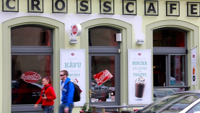 Kavárenský řetězec zavírá prodejny v Praze! Vládní pomoc nestačila