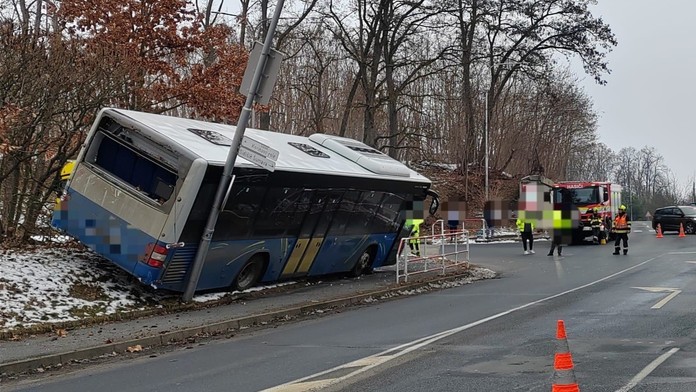Nehoda autobusu v Domažlicích. Mladý řidič měl vozidlo špatně zabrzdit