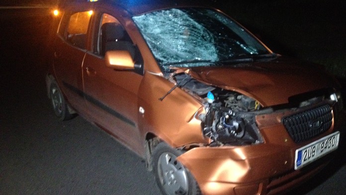 Mladíka na skateboardu srazilo u Lovosic auto, na místě zemřel